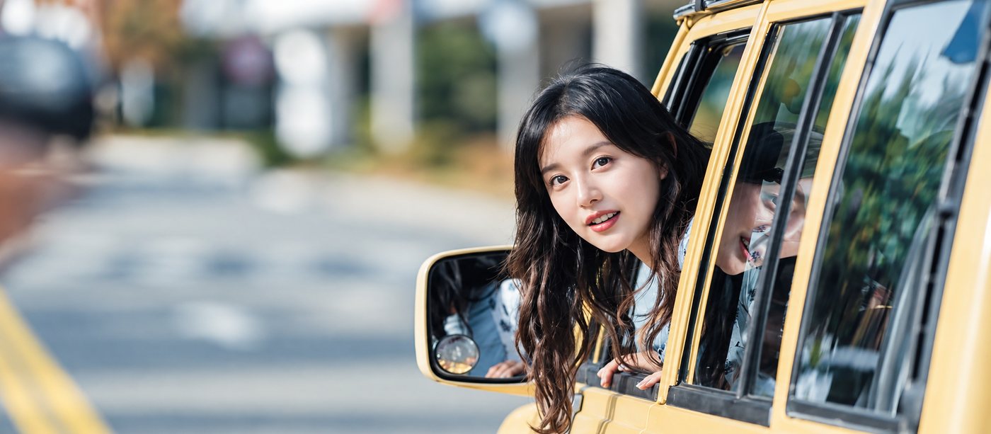 Doctor X: Mafia in White premiere: an actress leans out of a yellow car window on a sunny street